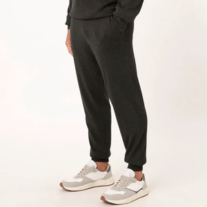 Calça relaxed slim de tricô cinza mescla escuro